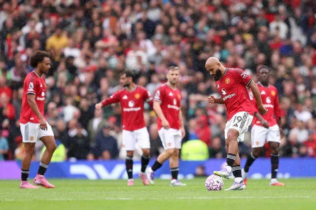 曼联再次遭遇尴尬，欧冠淘汰赛走路输球