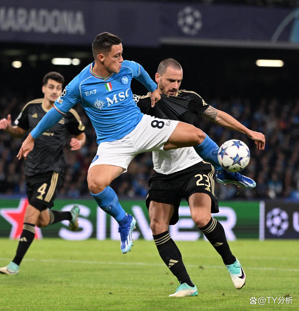 阿贾克斯主场击败意甲劲旅那不勒斯，保持不败的简单介绍