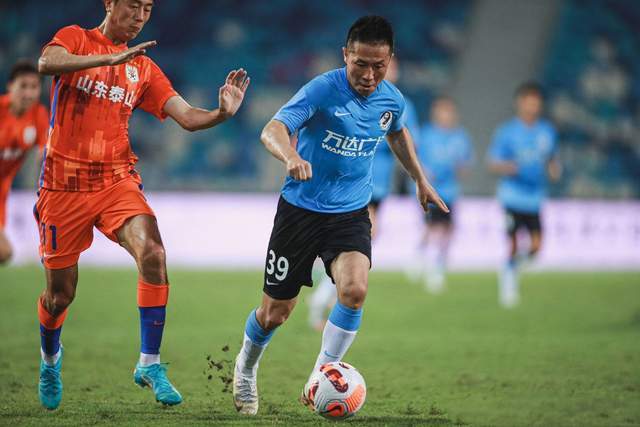 传授经验！老将指导年轻球员成长的简单介绍