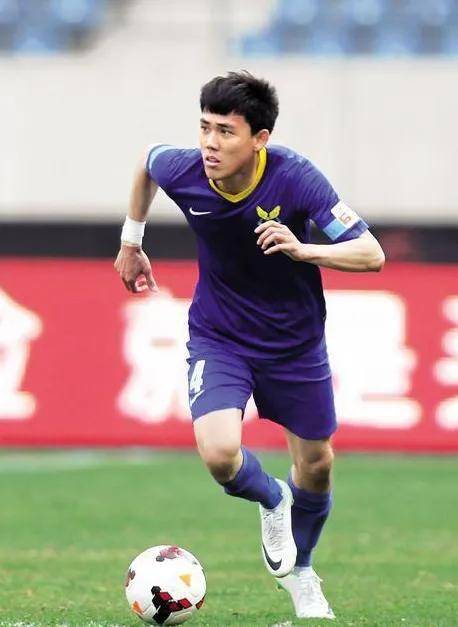 传授经验！老将指导年轻球员成长的简单介绍