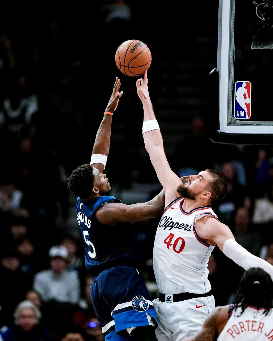 快船大胜,莱昂纳德状态火热 快船大胜,莱昂纳德状态火热