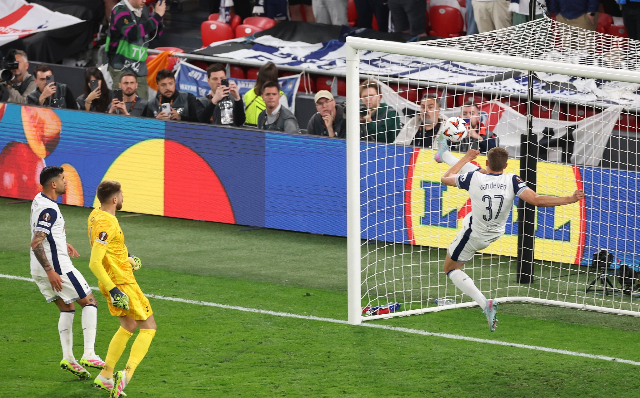 热刺主场大胜，穆里尼奥靠近前四