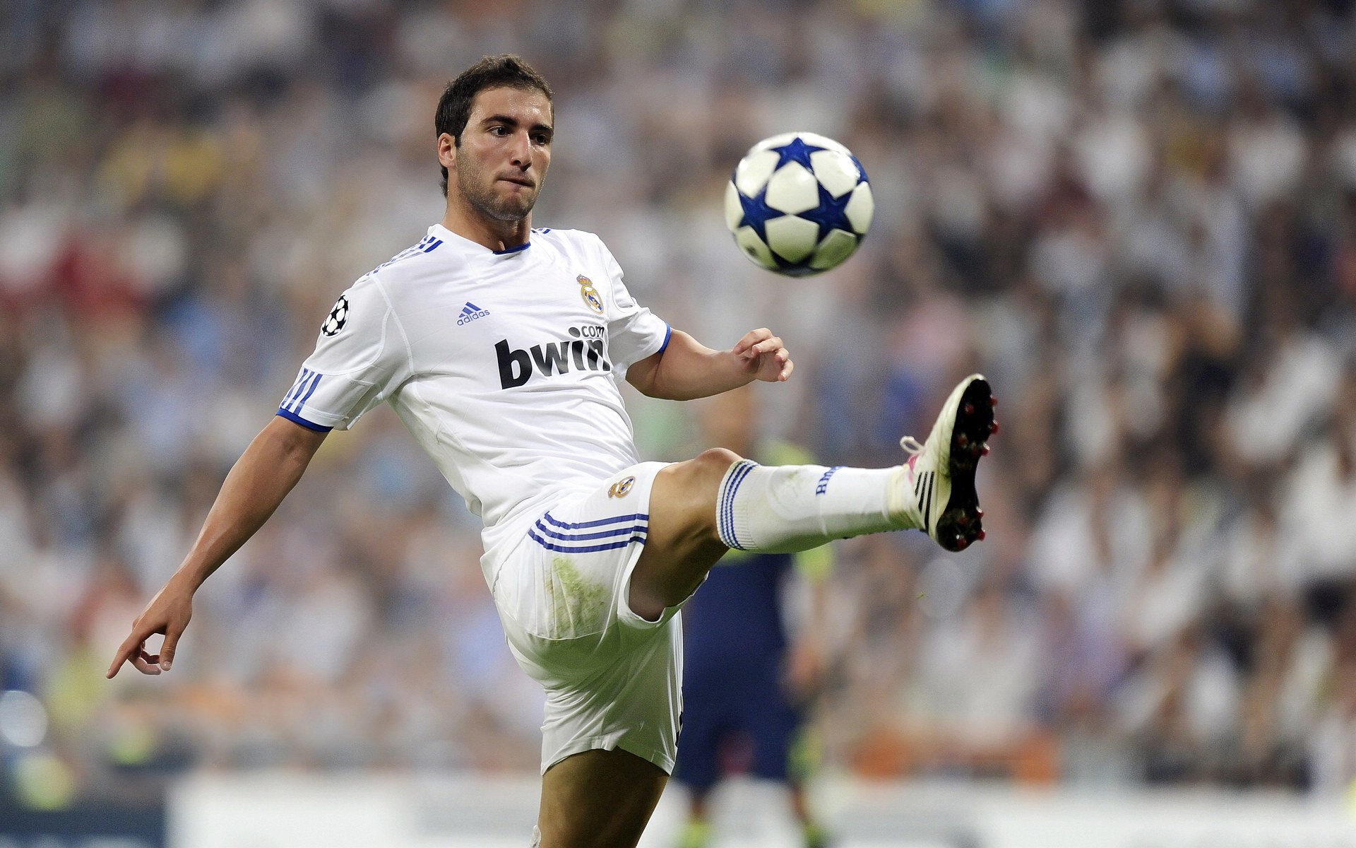 意甲焦点战奇才战术压制上海队，跨洲足球智慧的对决